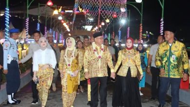 Bupati Kotabaru Sayed Jafar Alaydrus bersama istri saat memasuki lokasi puncak acara Hari Jadi Kotabaru ke-74 di kawasan Siring Laut Kotabaru. Diskominfo Kotabaru/Aidil