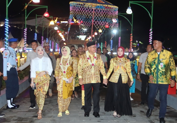 Bupati Kotabaru Sayed Jafar Alaydrus bersama istri saat memasuki lokasi puncak acara Hari Jadi Kotabaru ke-74 di kawasan Siring Laut Kotabaru. Diskominfo Kotabaru/Aidil